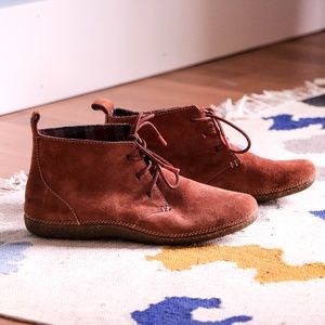 Hush Puppies Tan Suede Chukka Size 7W